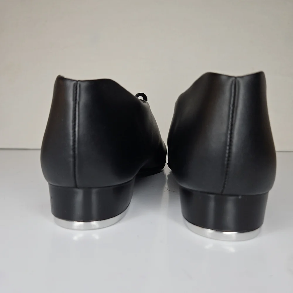 Lace-up tap shoe with a sleekSoft PU leather upper Plastic sole with rubber